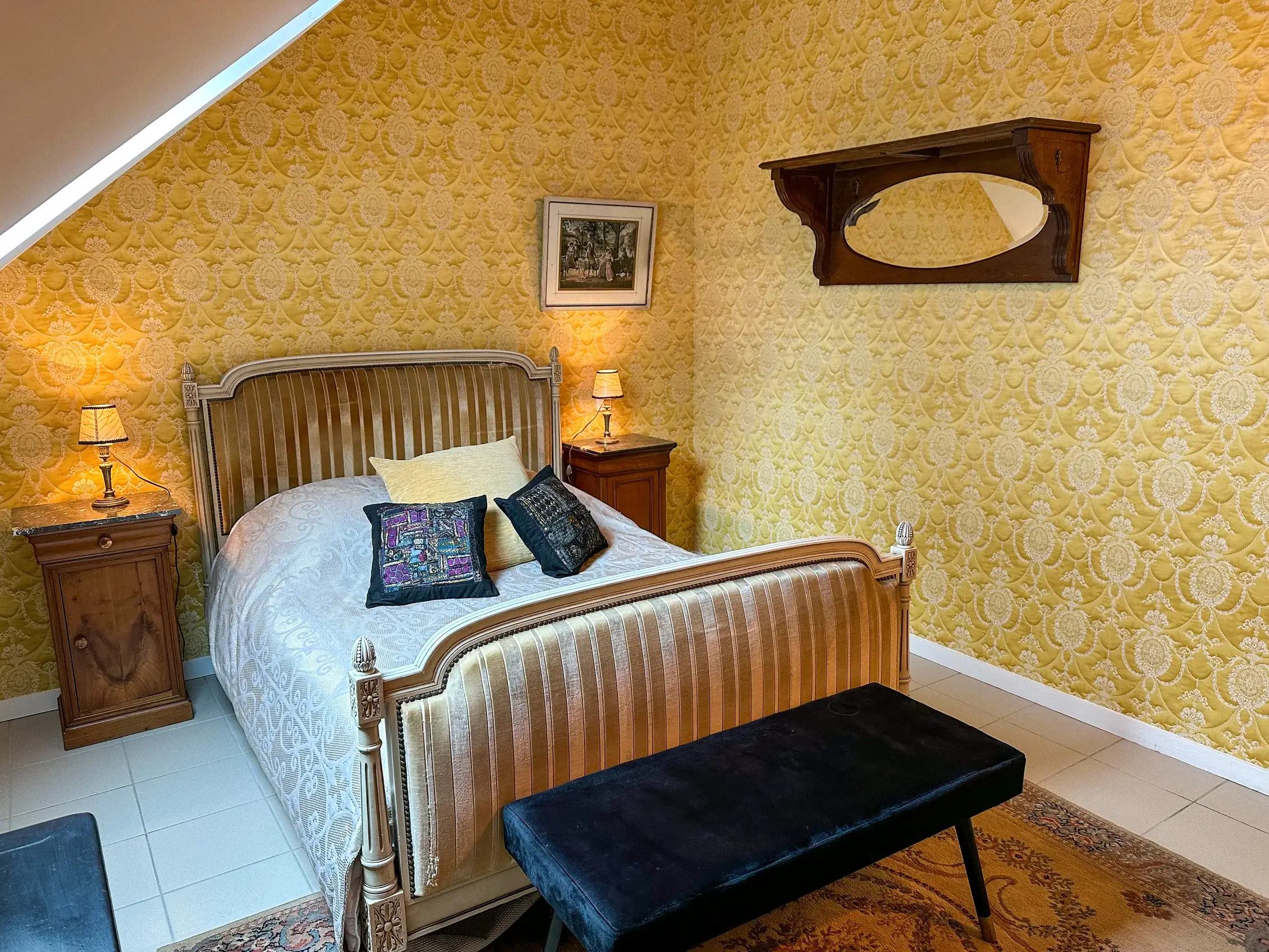 Gîte La Souveraine - Yellow Room - Château Le Bas Bleu