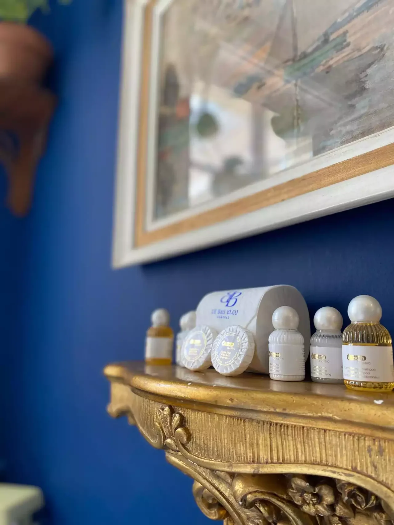 Produits d'hygiène de marque V touch - Salle de bains Marina - Château Le Bas Bleu