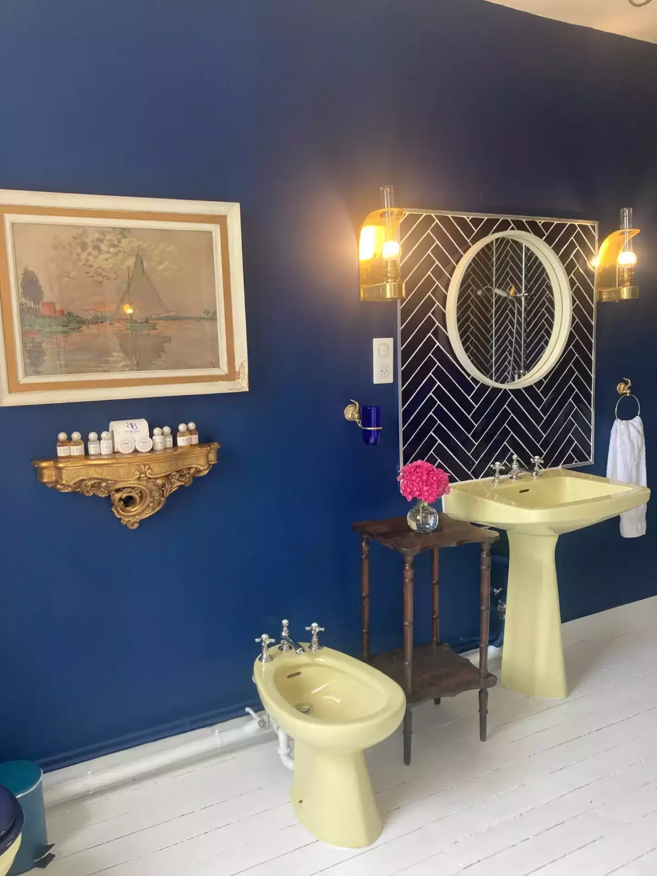 Salle de bains équipée d'une baignoire avec colonne de douche, un lavabo, une coiffeuse, un bidet, des toilettes et de miroirs - Suite Marina - Château Le Bas Bleu