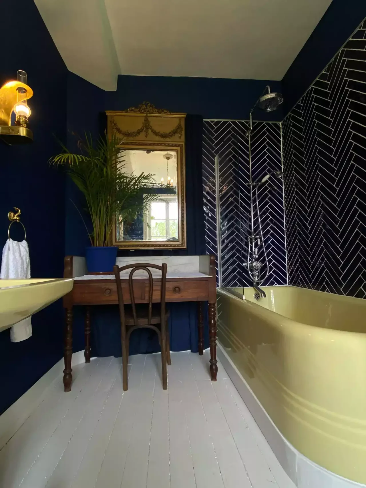Coiffeuse en bois avec miroir, baignoire avec colonne de douche et lavabo - Suite Marina - Château Le Bas Bleu