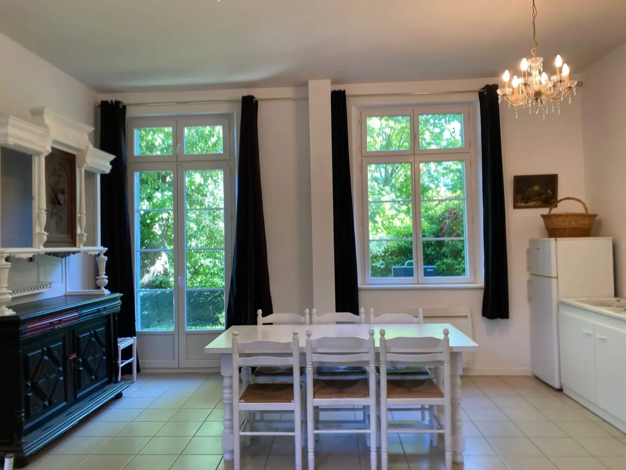 Salle à manger lumineuse avec grandes fenêtres