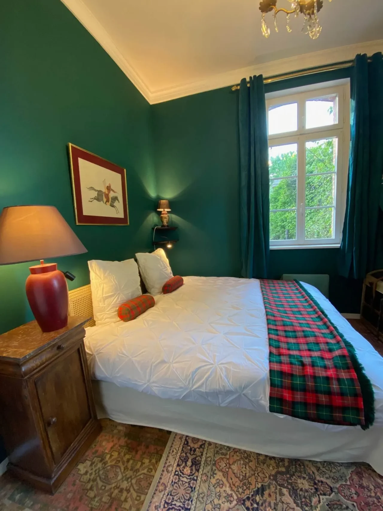 Chambre élégante aux murs verts et lit double