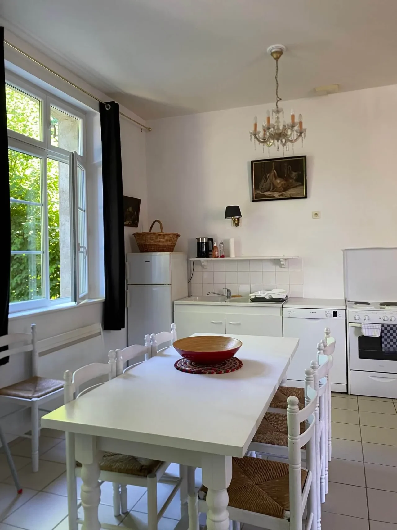 Cuisine lumineuse avec table blanche et lustre