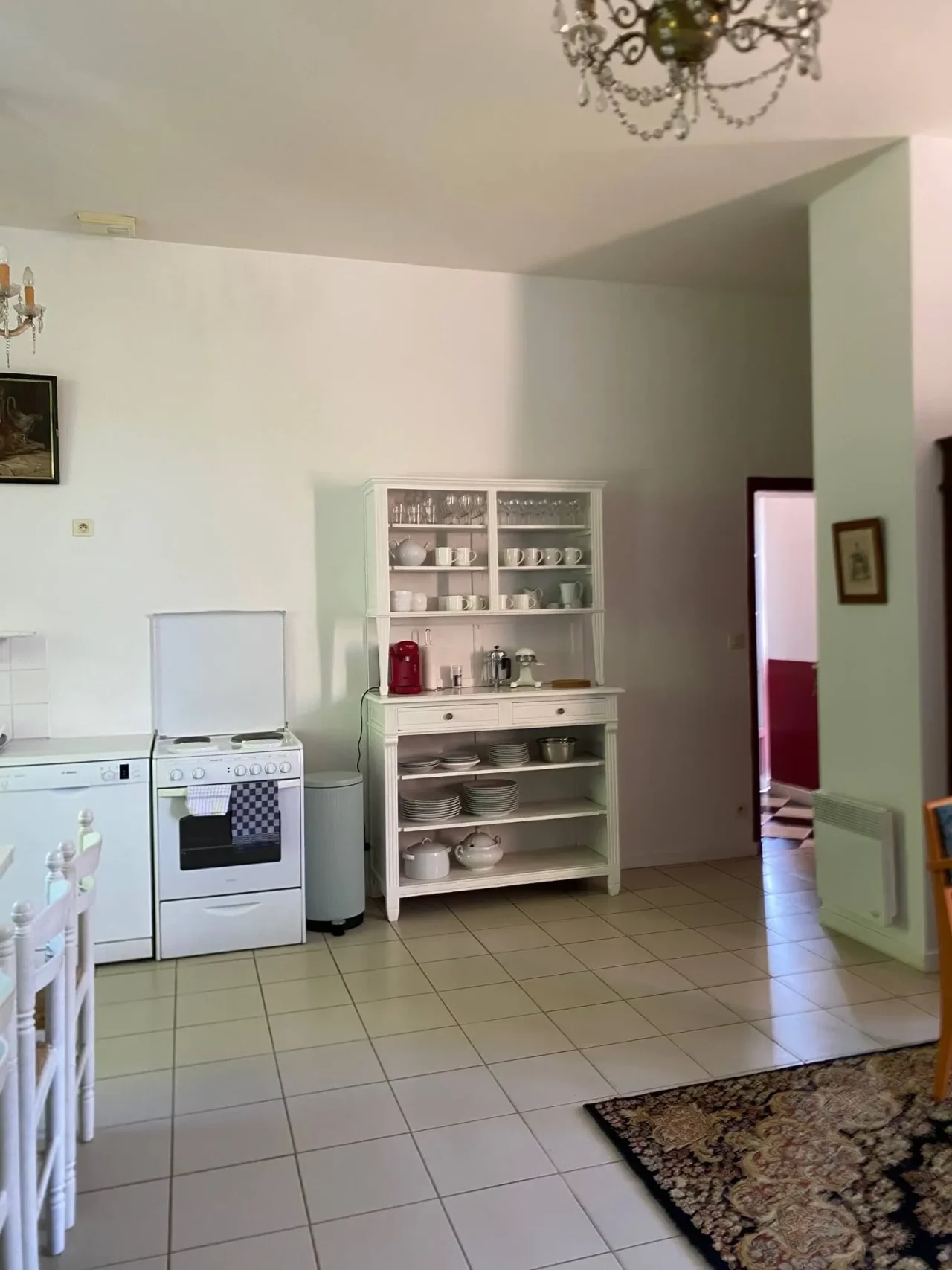 Cuisine lumineuse avec buffet et cuisinière blanche