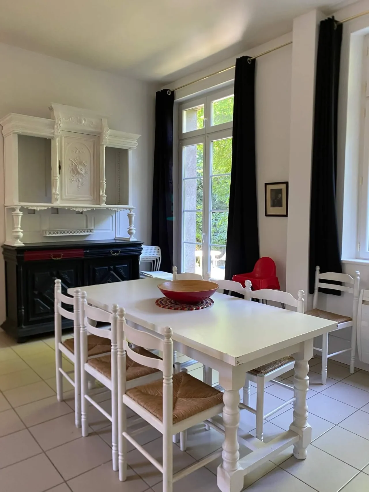 Salle à manger lumineuse avec table blanche