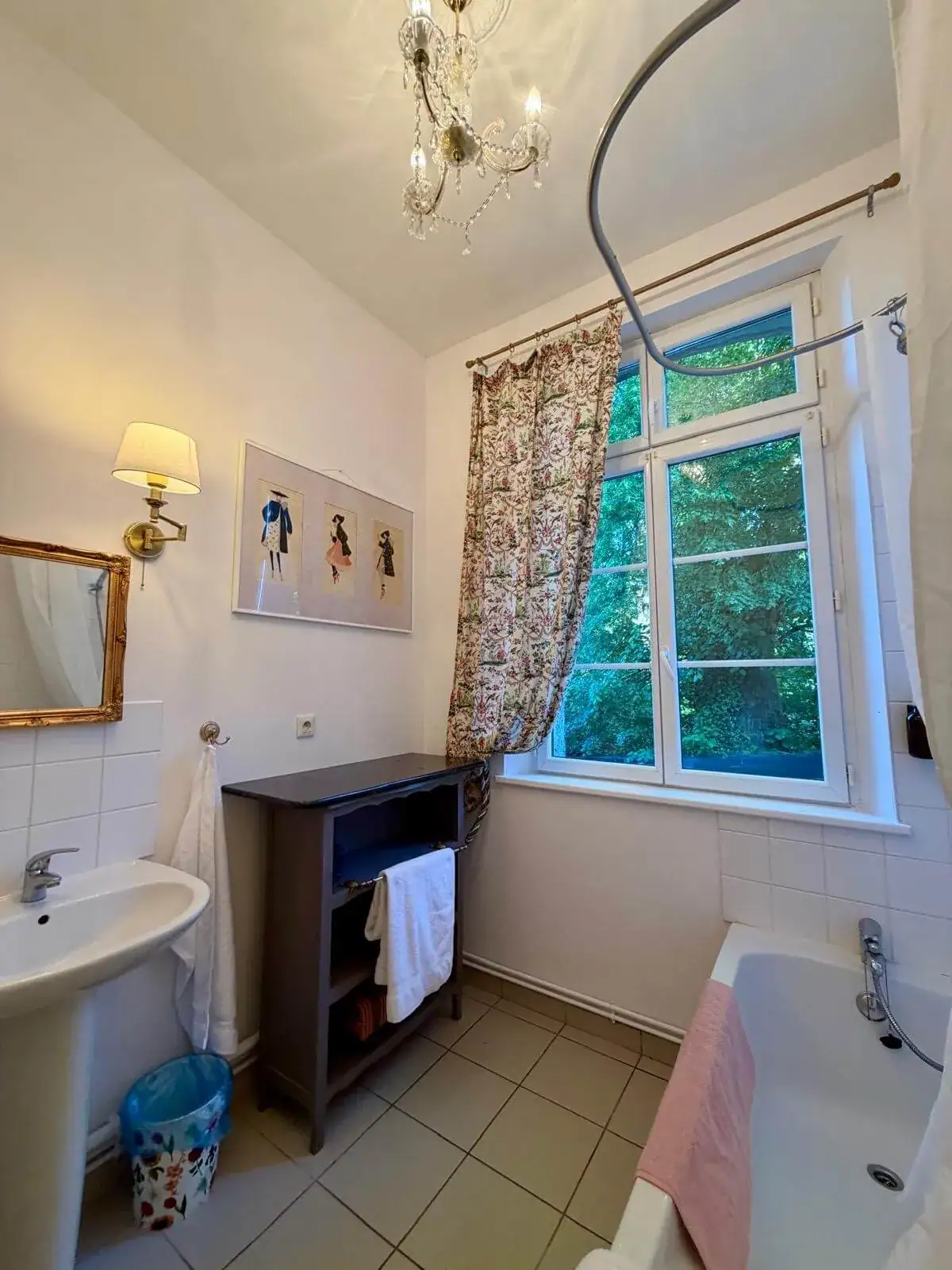Salle de bain lumineuse avec baignoire et fenêtre